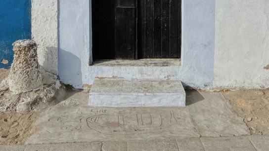 El dibujo de Luis en la puerta de su casa El dibujo de Luis en la puerta de su casa