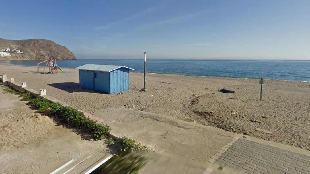 La playa de Carboneras, en Almería, donde han aparecido flotando varios cadáveres