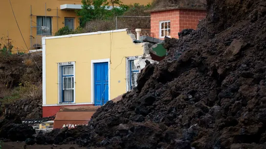 La colada de lava generada por el volcán que entró en erupción el domingo en La Palma irrumpe en Todoque. La colada de lava generada por el volcán que entró en erupción el domingo en La Palma irrumpe en Todoque.