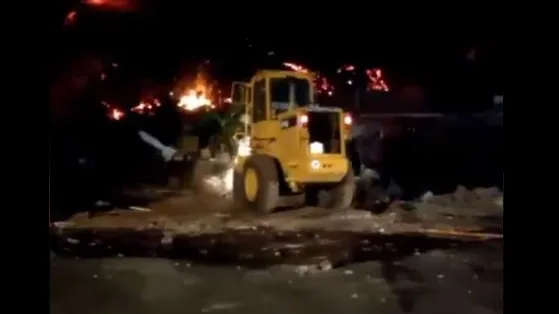 Trabajos de los bomberos en Todoque