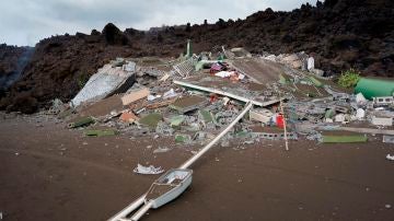 La colada de lava generada por el volcán que entró en erupción el domingo en La Palma ha irrumpido este miércoles en el pueblo de Todoque, en el municipio de Los Llanos de Aridane, derribando todo a su paso. 