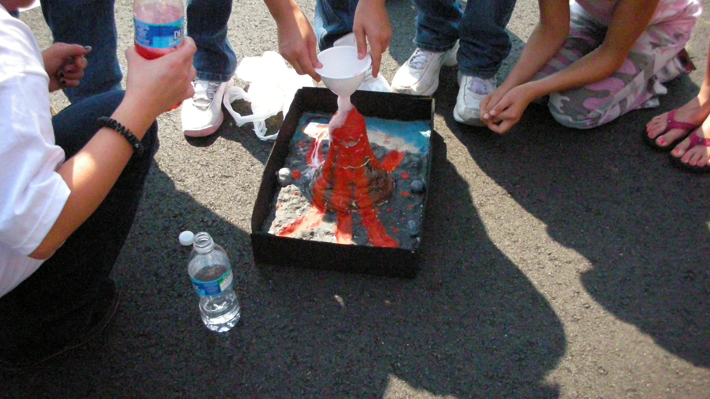 ¿Cómo hacer un volcán con bicarbonato y vinagre para niños? Proyecto de ciencias