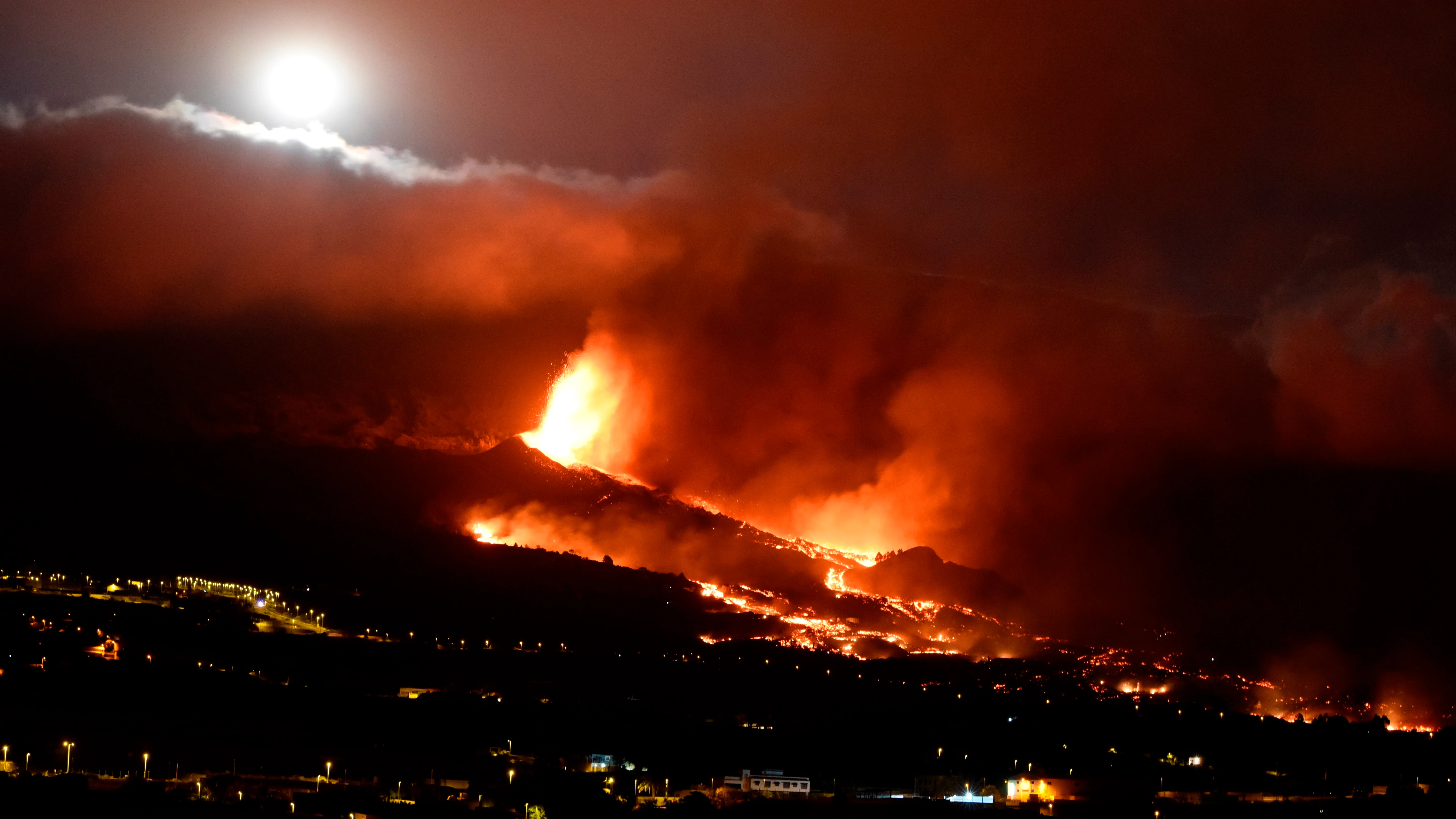 El aspecto de la erupción del volcán por la noche