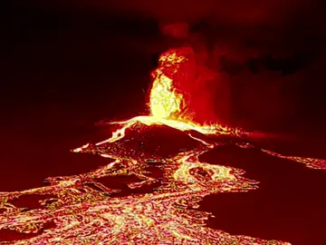 Imágenes aéreas del volcán de La Palma en erupción 