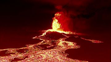 Imágenes aéreas del volcán de La Palma en erupción 