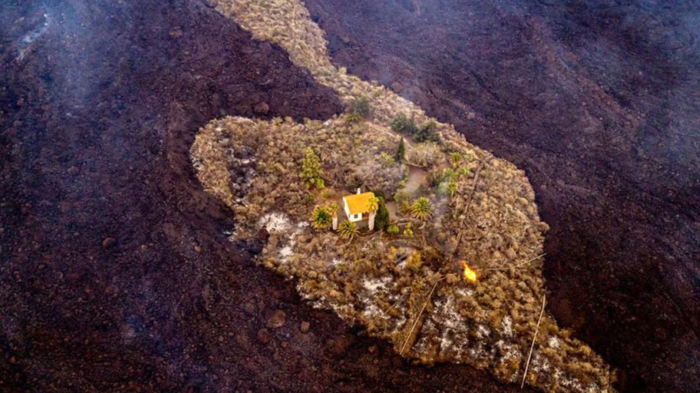 La impactante imagen de una casa rodeada de la lava del volcán de La Palma ERUPCIÓN DE CUMBRE VIEJA