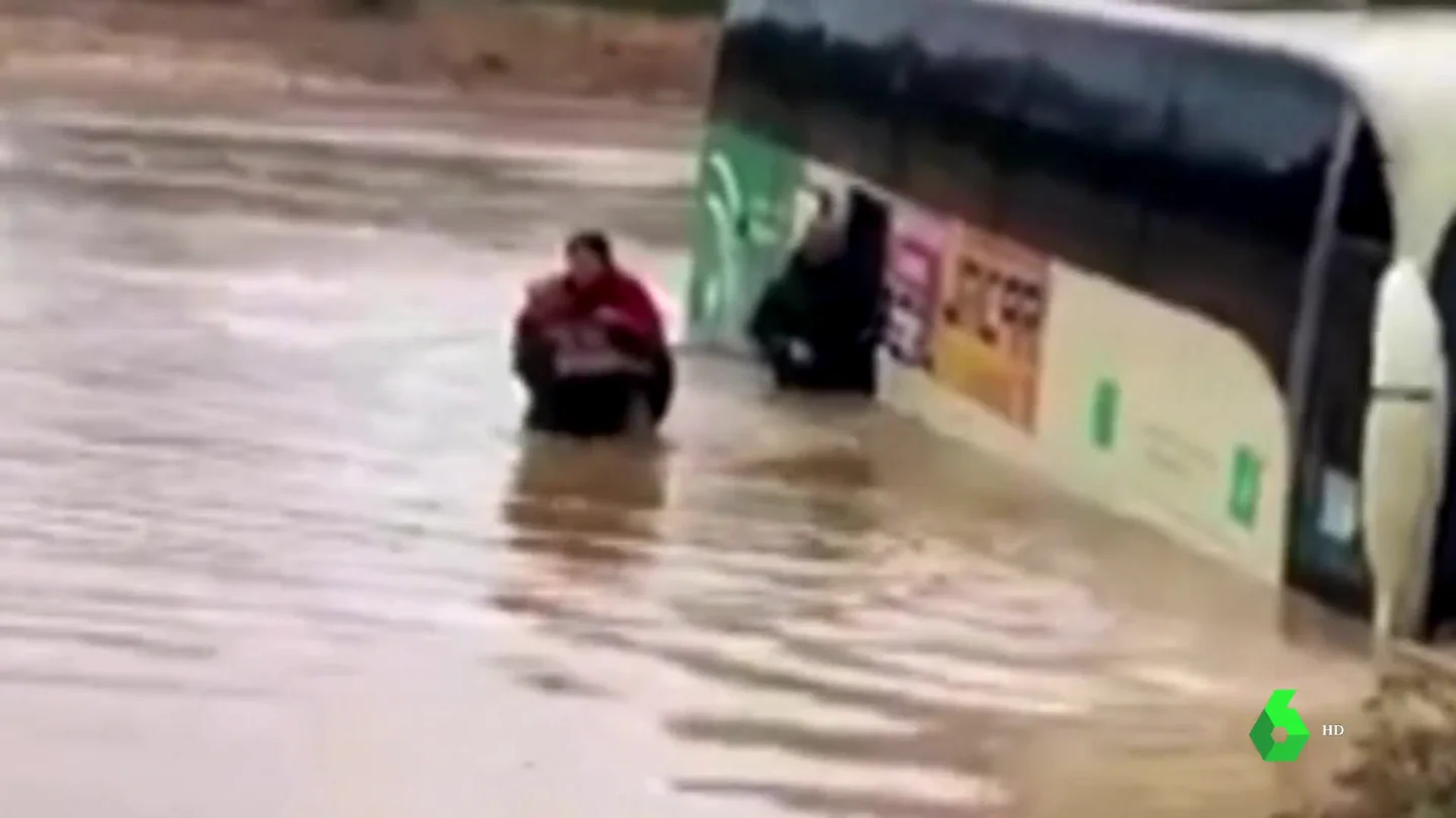 Rescatan a seis pasajeros de un autobús tras quedar atrapados por las inundaciones en Cartaya (Huelva) Rescatan a seis pasajeros de un autobús tras quedar atrapados por las inundaciones en Cartaya (Huelva)