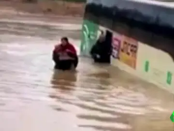 Rescatan a seis pasajeros de un autobús tras quedar atrapados por las inundaciones en Cartaya (Huelva)