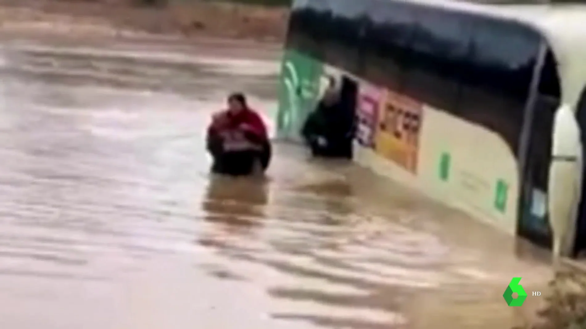 Rescatan a seis pasajeros de un autobús tras quedar atrapados por las inundaciones en Cartaya (Huelva)