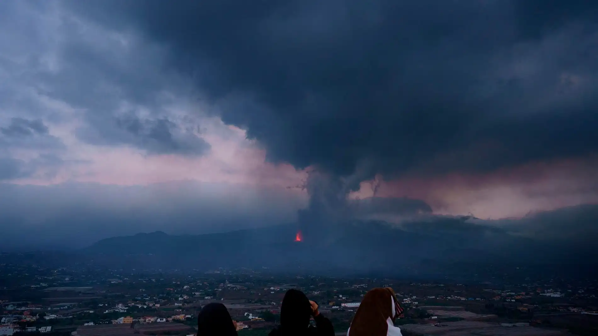 Personas observan el volcán canario