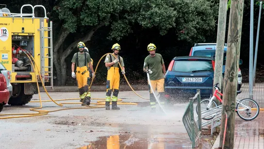 Miembros del IBANAT limpian las calles del fango acumuolado tras el desbordamiento del torrente. Miembros del IBANAT limpian las calles del fango acumuolado tras el desbordamiento del torrente.