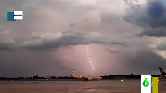 El momento en el que un rayo impacta contra un avión en plena tormenta en El Prat El momento en el que un rayo impacta contra un avión en plena tormenta en El Prat