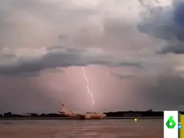 El momento en el que un rayo impacta contra un avión en plena tormenta en El Prat