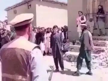 Azotan en público a un joven en Afganistán