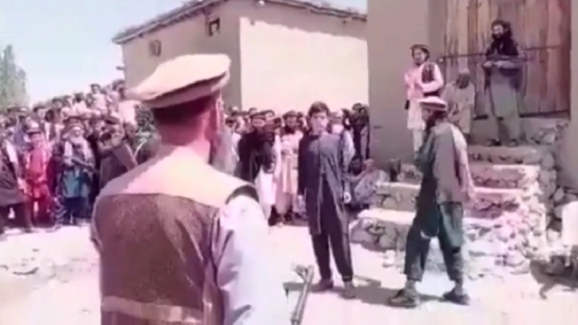 Azotan en público a un joven en Afganistán