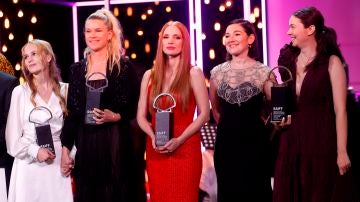 Flora Ofelia, Tea Linderburg, Jessica Chastain, Adrian Paduretu y Alina Grigore posan con sus premios del Festival de San Sebastián