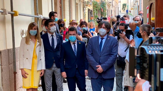 El presidente de la Generalitat, Pere Aragonés, y el expresidente Carles Puigdemont pasean por las calles de L'Alguer El presidente de la Generalitat, Pere Aragonés, y el expresidente Carles Puigdemont pasean por las calles de L'Alguer