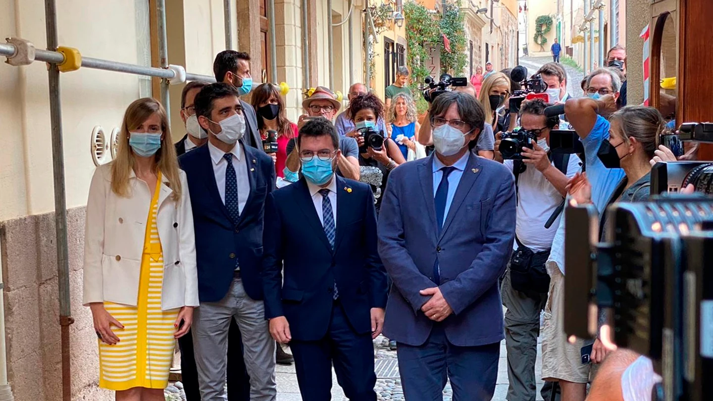 El presidente de la Generalitat, Pere Aragonés, y el expresidente Carles Puigdemont pasean por las calles de L'Alguer El presidente de la Generalitat, Pere Aragonés, y el expresidente Carles Puigdemont pasean por las calles de L'Alguer