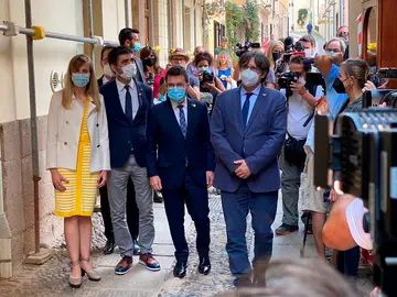 El presidente de la Generalitat, Pere Aragonés, y el expresidente Carles Puigdemont pasean por las calles de L&#39;Alguer