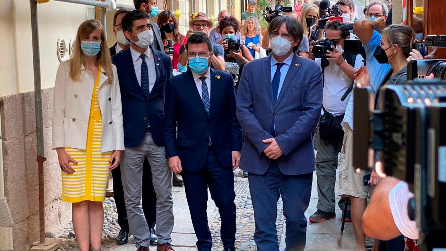 El presidente de la Generalitat, Pere Aragonés, y el expresidente Carles Puigdemont pasean por las calles de L'Alguer