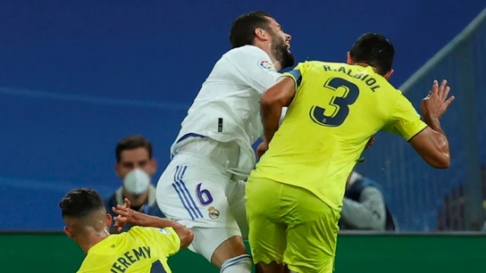 Posible penalti de Albiol a Nacho Posible penalti de Albiol a Nacho