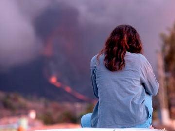Una mujer observa el volcán de La Palma