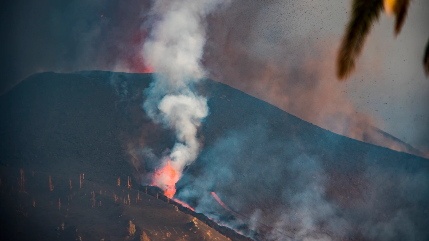 Imagen del volcán de La Palma en erupción Imagen del volcán de La Palma en erupción