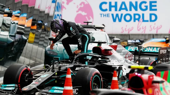 Hamilton se baja del Mercedes Hamilton se baja del Mercedes