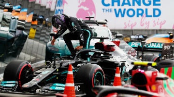 Hamilton se baja del Mercedes