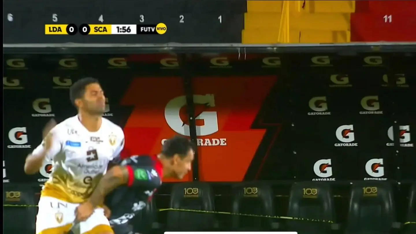 Un jugador agarra de los genitales a un rival Un jugador agarra de los genitales a un rival