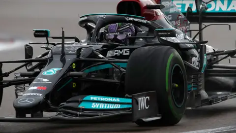 Lewis Hamilton sufría una accidentada clasificación Lewis Hamilton sufría una accidentada clasificación