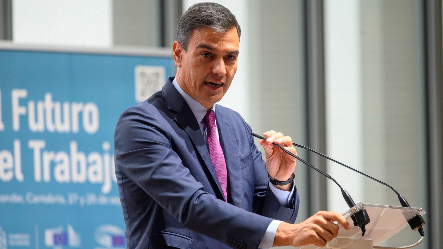 Pedro Sánchez da un discurso durante la inauguración de la jornada 'Diálogos sobre el Futuro del Trabajo', en Santander Pedro Sánchez da un discurso durante la inauguración de la jornada 'Diálogos sobre el Futuro del Trabajo', en Santander