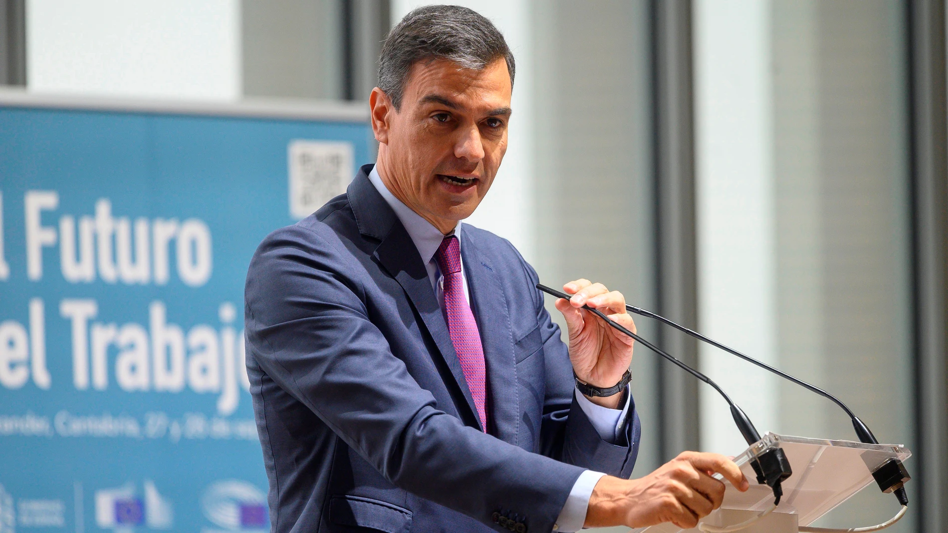 Pedro Sánchez da un discurso durante la inauguración de la jornada 'Diálogos sobre el Futuro del Trabajo', en Santander