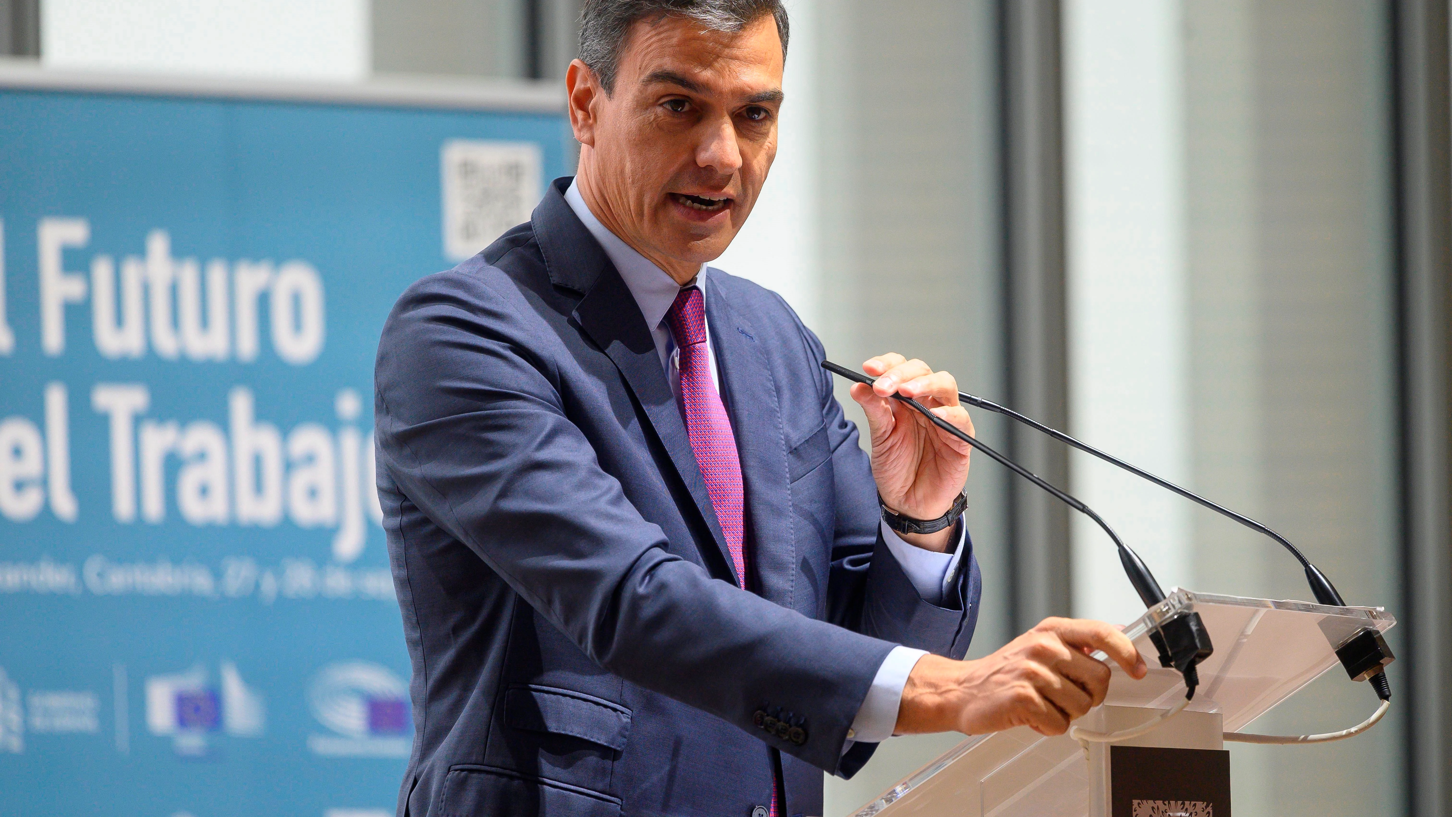 Pedro Sánchez da un discurso durante la inauguración de la jornada 'Diálogos sobre el Futuro del Trabajo', en Santander