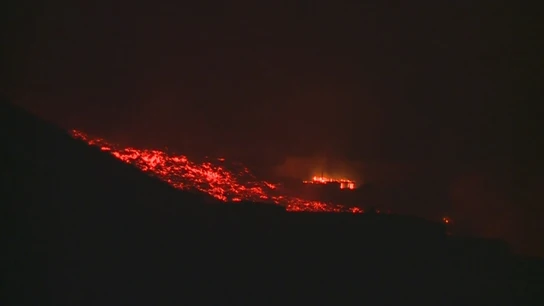 La lava supera la montaña de Todoque, su último gran obstáculo de camino hacia el mar La lava supera la montaña de Todoque, su último gran obstáculo de camino hacia el mar
