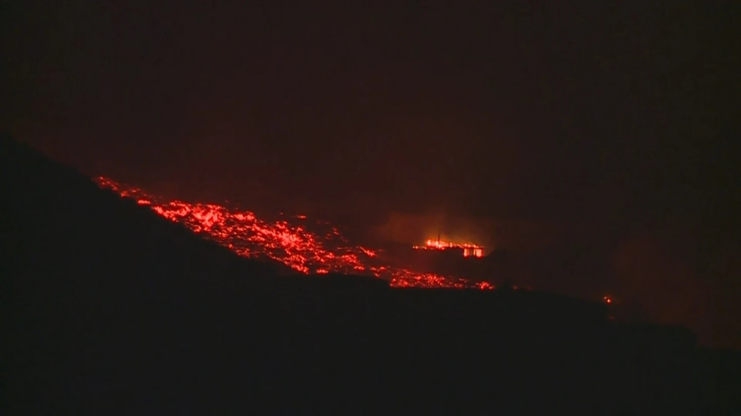 La lava supera la montaña de Todoque, su último gran obstáculo de camino hacia el mar La lava supera la montaña de Todoque, su último gran obstáculo de camino hacia el mar