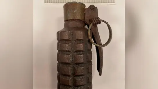 Dos detenidos por colocar una granada junto a un mensaje en una casa ocupada: "Moriréis entre terribles sufrimientos, buitres de mierda" Dos detenidos por colocar una granada junto a un mensaje en una casa ocupada: "Moriréis entre terribles sufrimientos, buitres de mierda"