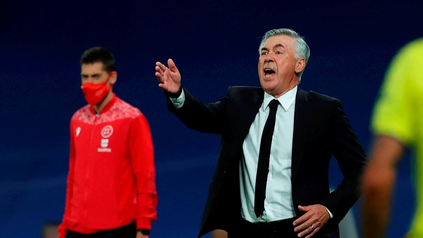 Carlo Ancelotti, entrenador del Real Madrid durante un partido. Carlo Ancelotti, entrenador del Real Madrid durante un partido.