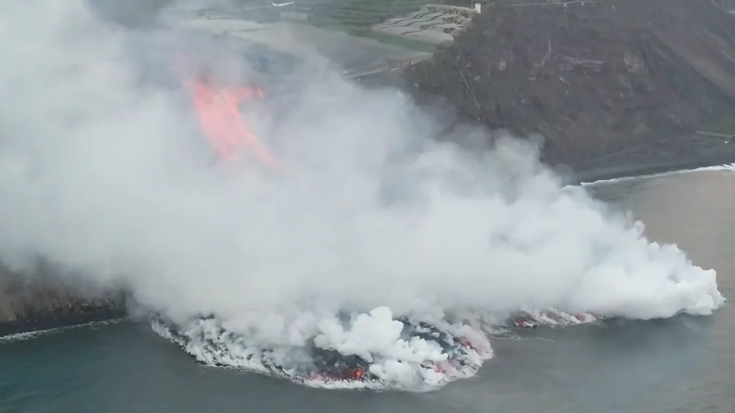 El río de lava que llega al mar en La Palma a vista de dron El río de lava que llega al mar en La Palma a vista de pájaro