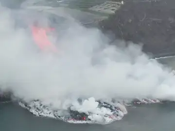 El río de lava que llega al mar en La Palma a vista de dron
