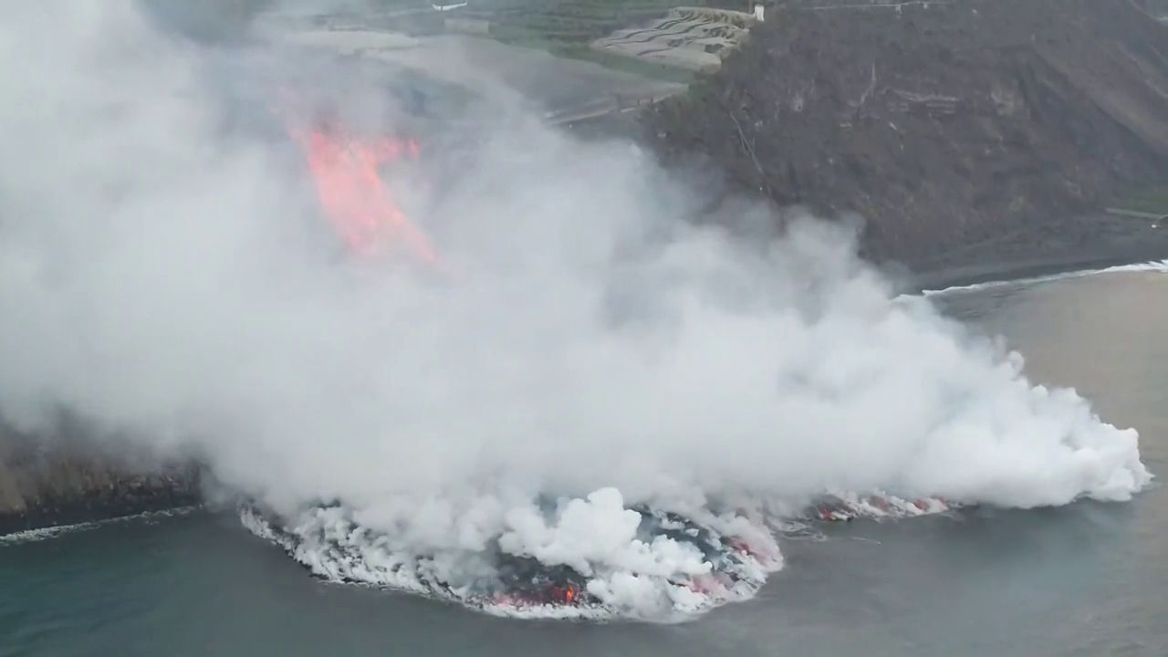 Imágenes aéreas | Así se ve desde un dron el río de lava que llega al mar en La Palma esta mañana - Vimarsana News