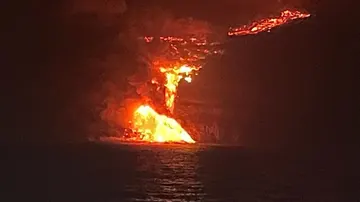 La lava impactando contra el mar