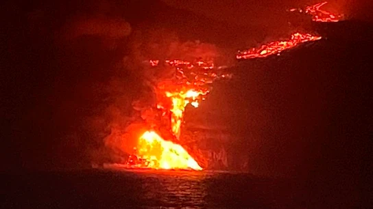 La lava llega al mar en una zona de acantilados en la costa de Tazacorte La lava llega al mar en una zona de acantilados en la costa de Tazacorte