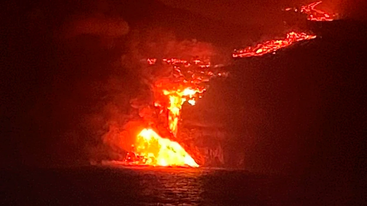 La lava llega al mar en una zona de acantilados en la costa de Tazacorte