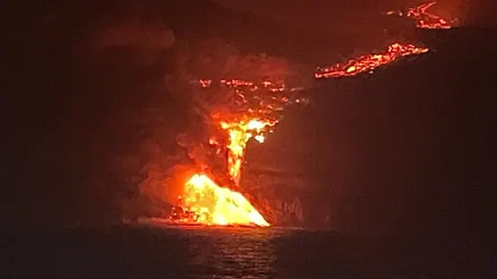 La lava del volcán de La Palma llega al mar y se confirma un fenómeno histórico La lava del volcán de La Palma llega al mar y se confirma un fenómeno histórico