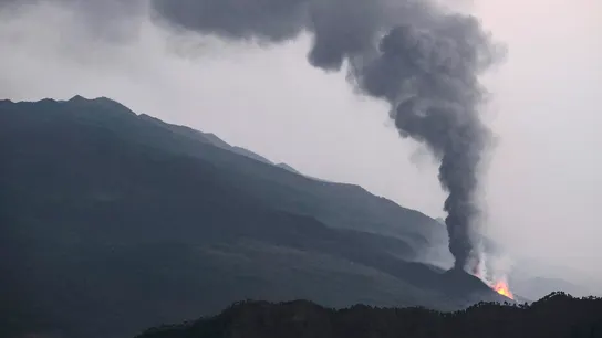 Vista trasera de la erupción del volcán Cumbre Vieja de La Palma, vista desde el Roque de los Muchachos, en la Caldera de Taburiente Vista trasera de la erupción del volcán Cumbre Vieja de La Palma, vista desde el Roque de los Muchachos, en la Caldera de Taburiente