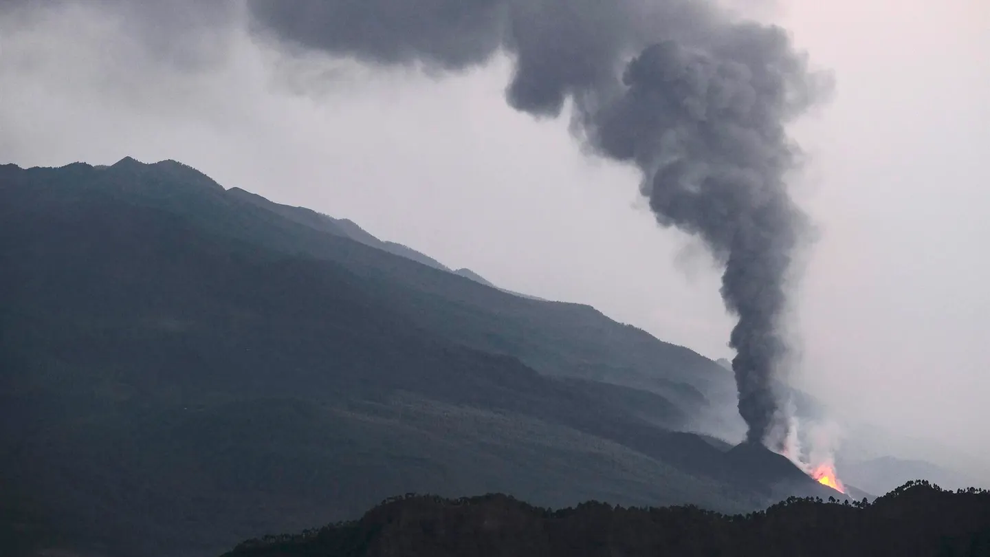 Vista trasera de la erupción del volcán Cumbre Vieja de La Palma, vista desde el Roque de los Muchachos, en la Caldera de Taburiente Vista trasera de la erupción del volcán Cumbre Vieja de La Palma, vista desde el Roque de los Muchachos, en la Caldera de Taburiente