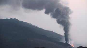 Vista trasera de la erupción del volcán Cumbre Vieja de La Palma, vista desde el Roque de los Muchachos, en la Caldera de Taburiente