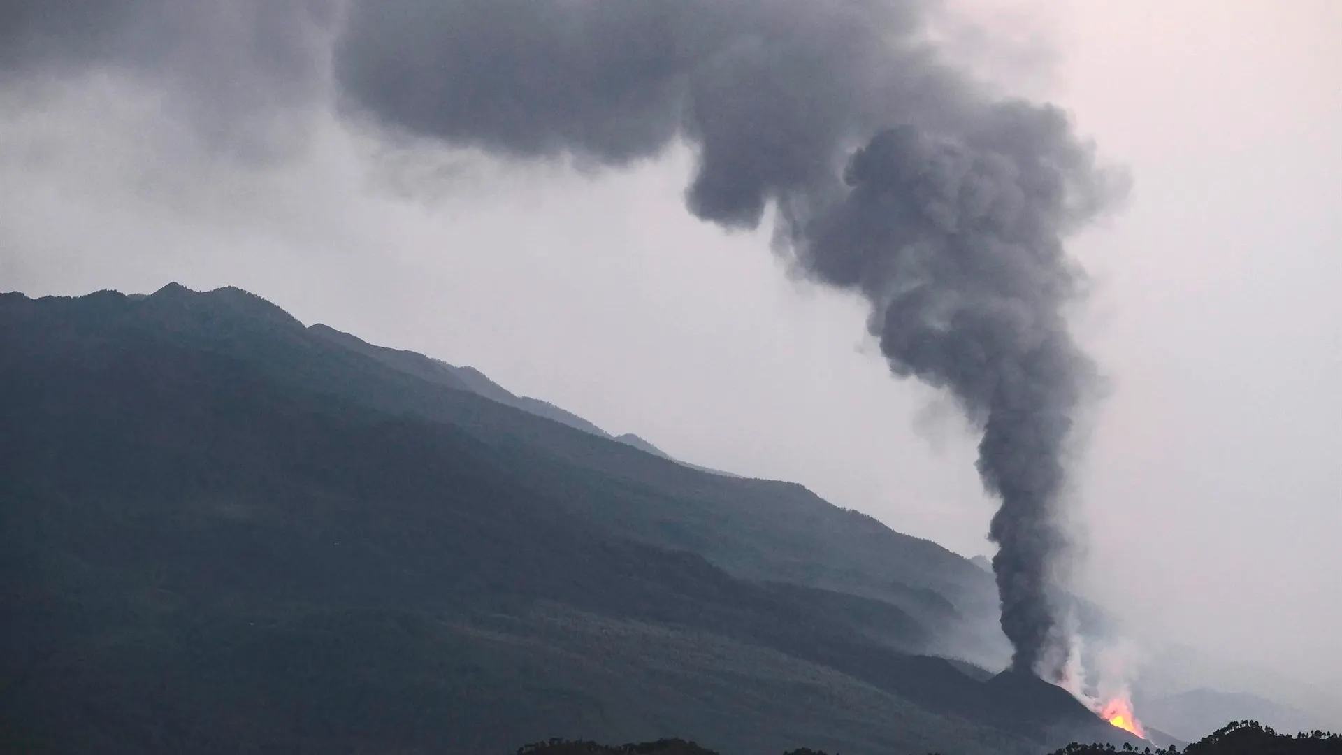 Vista trasera de la erupción del volcán Cumbre Vieja de La Palma, vista desde el Roque de los Muchachos, en la Caldera de Taburiente