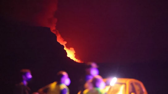 Los equipos de Emergencias controlan la evolución de la lava en su llegada al mar. Los equipos de Emergencias controlan la evolución de la lava en su llegada al mar.